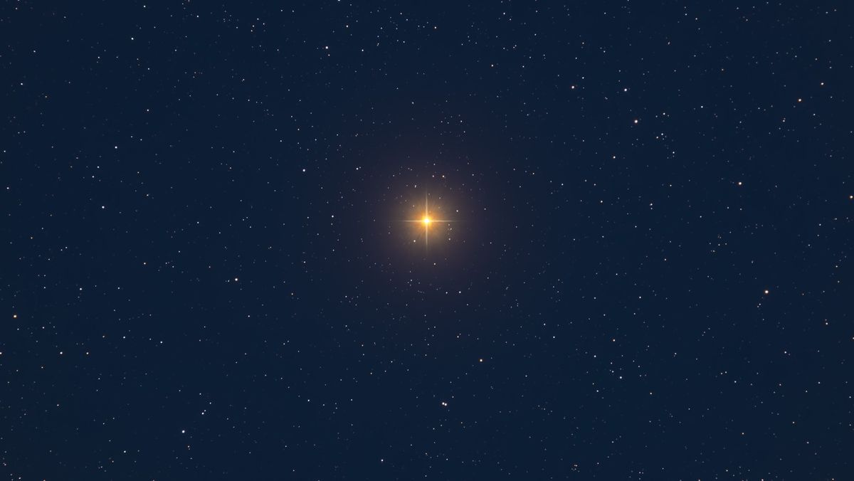 An image of Betelgeuse composed of six exposures with diffraction spikes added.