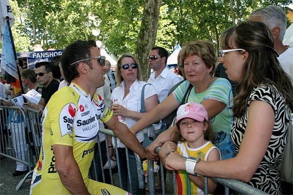 Each day, Bilberto Simoni has been having fun with the fans at the start area. He's happy to chat and sign autographs with them.