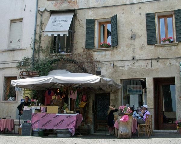 A wine bar with the Giro spirit.