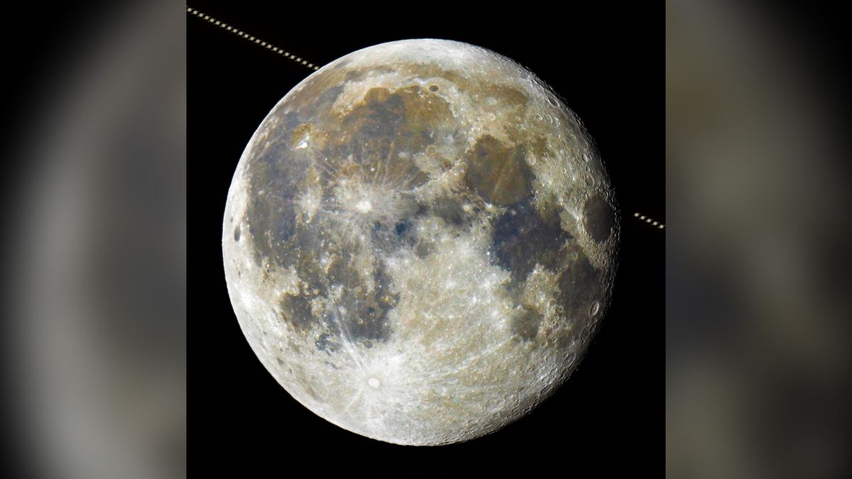 Astrophotographer captures Saturn disappearing behind the moon in fascinating photo