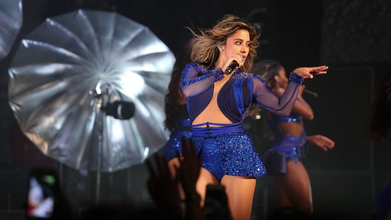 Microphone, Entertainment, Music, Performing arts, Music artist, Artist, Performance, Pop music, Singing, Stage,