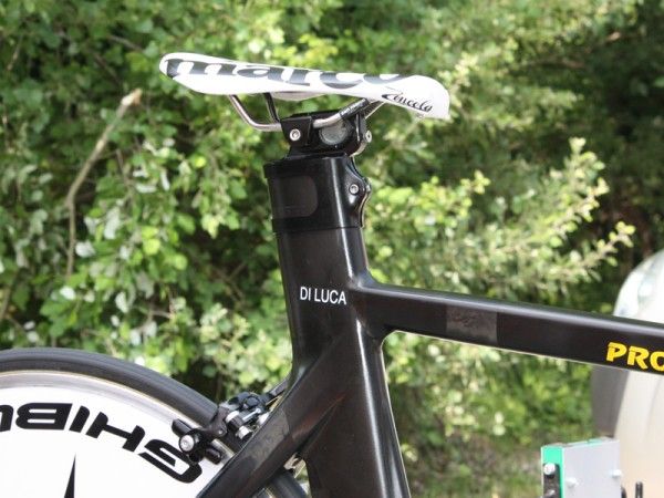 Di Luca stands just 1.74m (5' 8") tall so there isn't that much integrated seatmast sticking out of the frame.