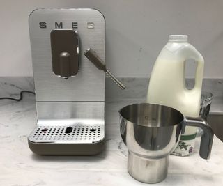 Smeg coffee maker frothing milk