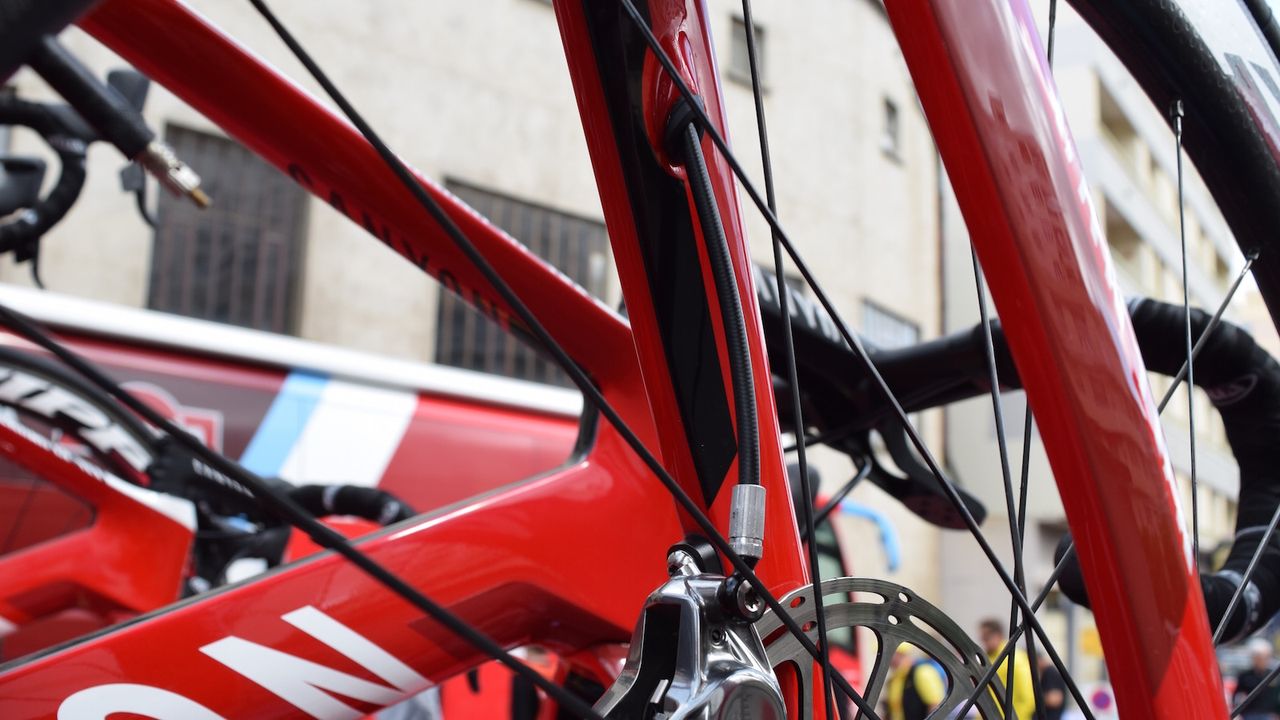 Internal hydraulic cable routing on the Canyon Aeroad disc