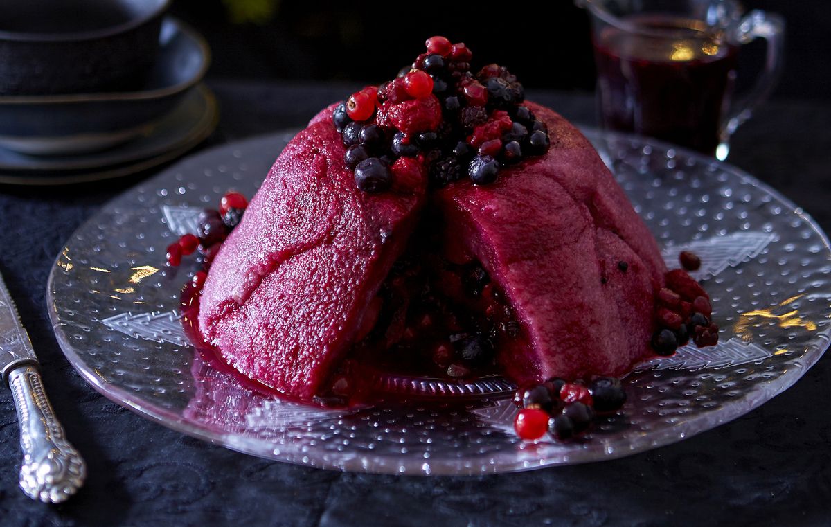 Mulled wine pudding with summer berries and red currant jelly | Dessert ...