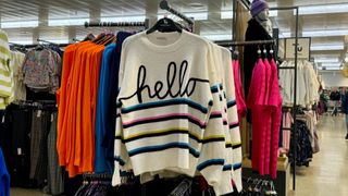 Jumper with the Hello slogan