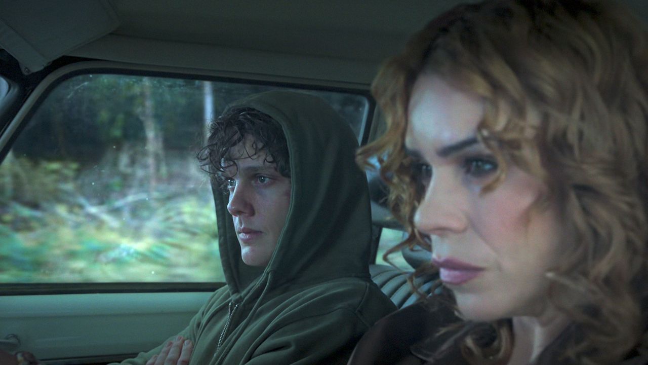 &#039;Hunter Doohan as Tyler Galpin and Billie Piper as Isadora Capri in a car together in Wednesday Season 2 finale