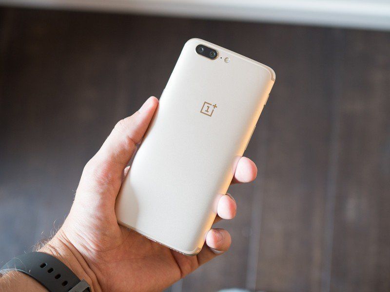 OnePlus 5 in soft gold