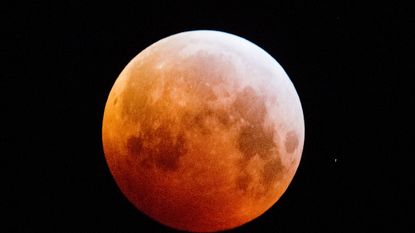 Moon, Nature, Atmosphere, Celestial event, Atmospheric phenomenon, Astronomical object, Full moon, Lunar eclipse, Sky, Beauty, 