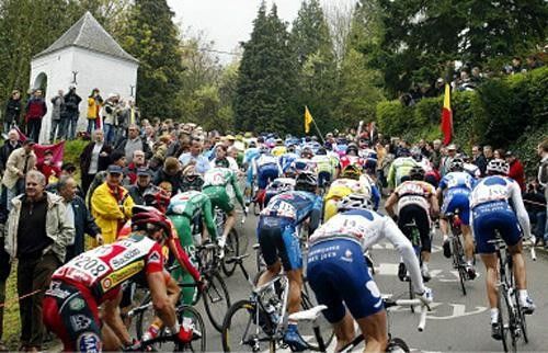 The peloton tackles the Mur de Huy