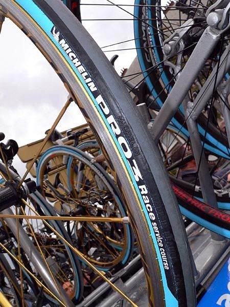 Michelin was tight-lipped on details, but the new Pro3 Race clincher clearly uses some sort of dual-compound tread design.