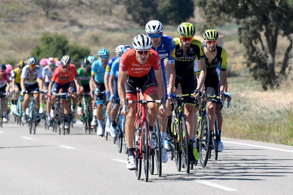The peloton failed to chase the break with determination