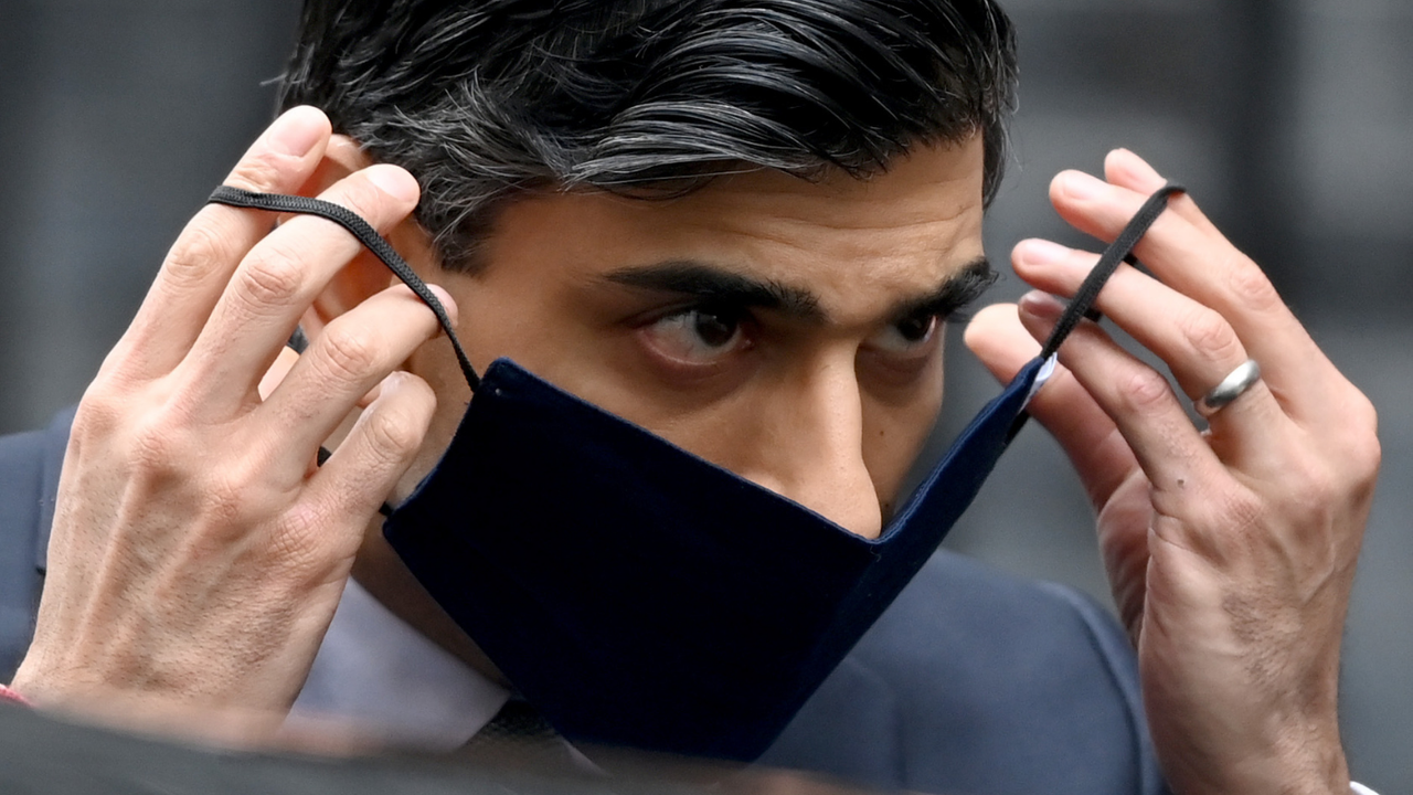 Rishi Sunak removes face mask