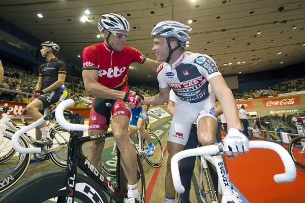 Robert Bartko (l) shakes hands with local favourite Iljo Keisse at the start.