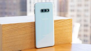 Samsung Galaxy S10e:n takakuoressa on kaksi kameraa ja led-salama.