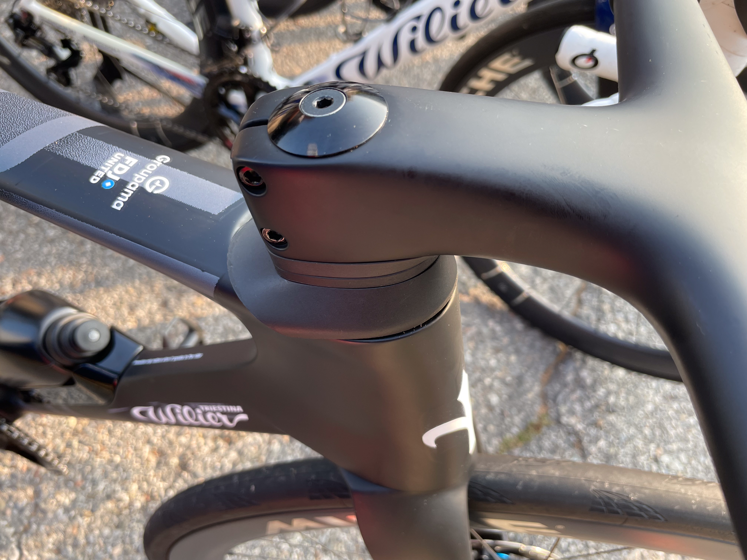 Foto de primer plano de una nueva bicicleta aero Wilier