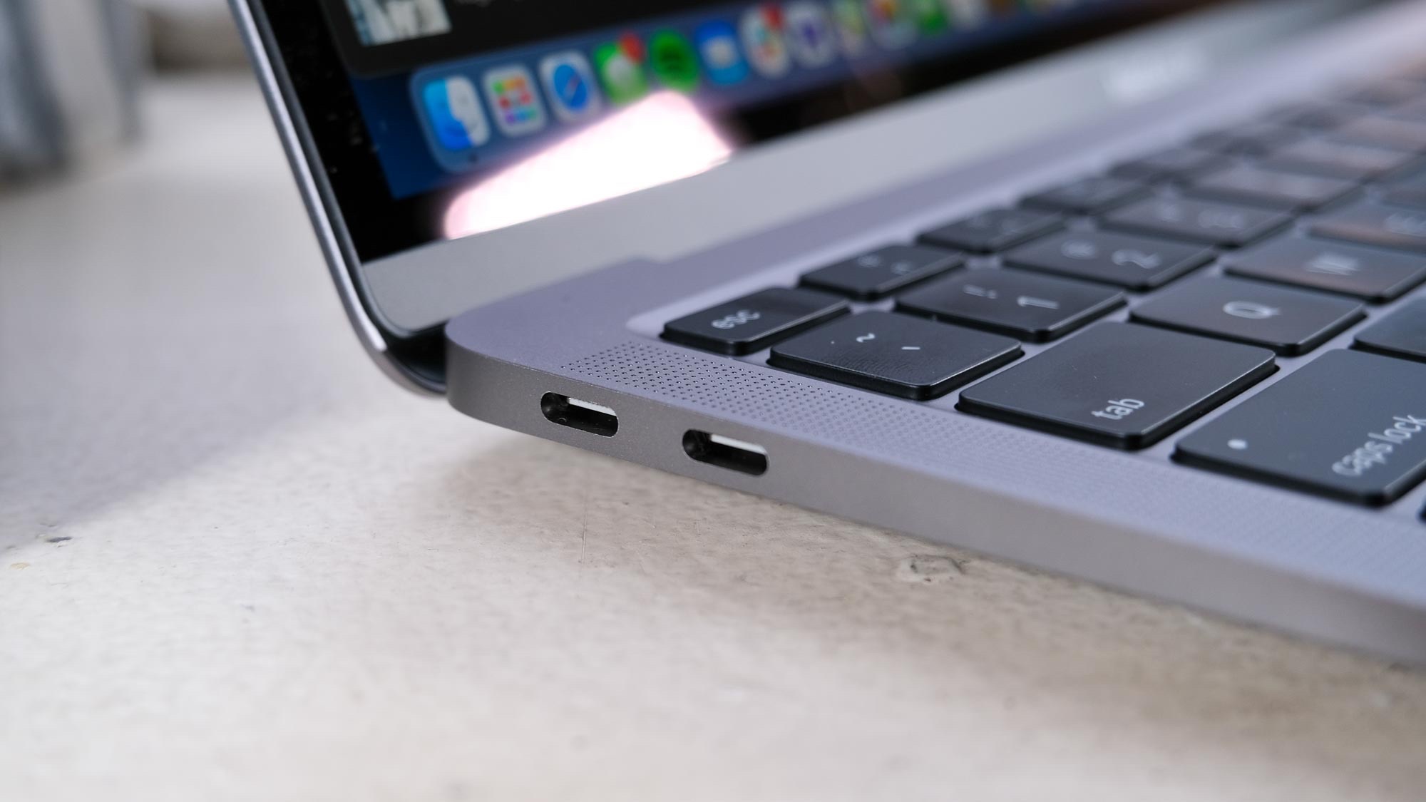Melhores MacBooks - MacBook Air com M1 - portas