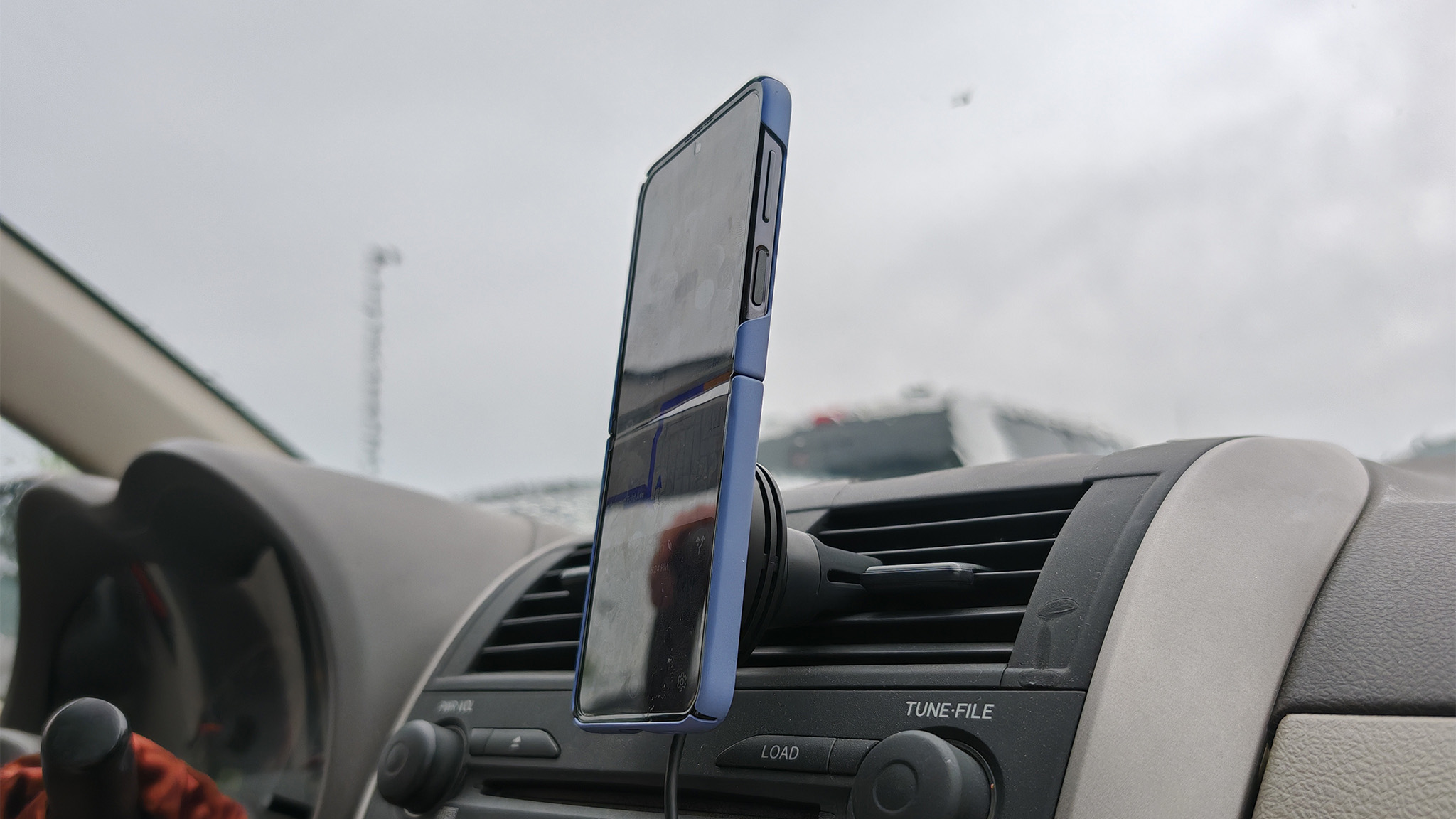 iOttie Velox Mini Qi2 Air Vent Mount with Galaxy Z Flip 4 mounted