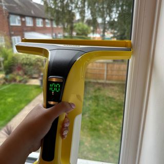 Testing the Karcher WV 6 Plus N window vacuum