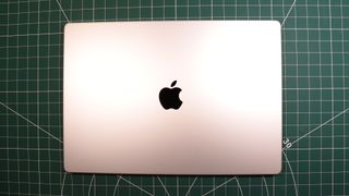 MacBook Pro 16 pouces (2023) en utilisation dans un studio
