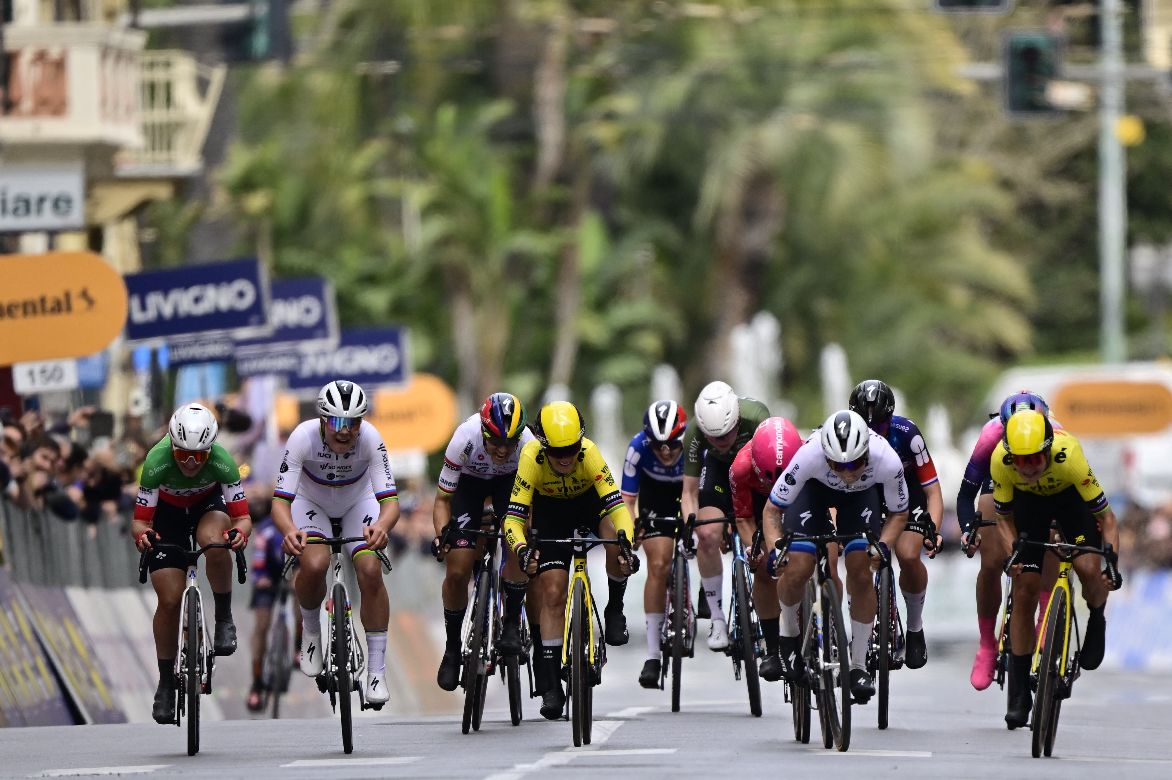 La belga Lotte Kopecky de SD Worx-Protime (2L), la holandesa Lorena Wiebes de SD Worx-Protime (2R) y la holandesa Marianne Vos del equipo Visma-Lease a Bike (R) corren hasta el final de la carrera ciclista masculina de un día 'Milano-Sanremo', 289 km de Milán a Sanremo, Italia, el sábado 22 de marzo de 2025.BELGA FOTO DIRK WAEM (foto de DIRK WAEM / BELGA MAG /Belga vía AFP)