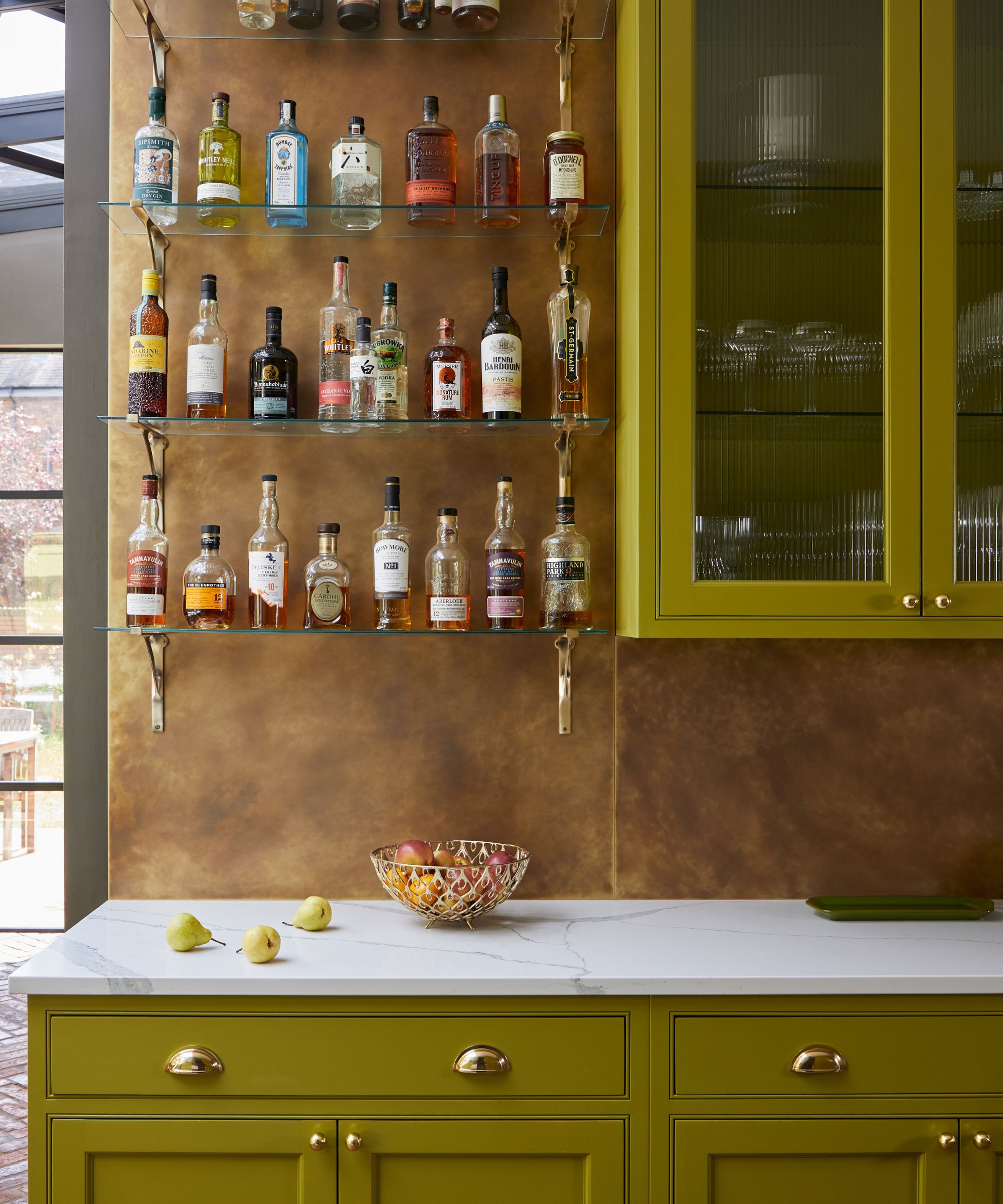Kitchen with a bar and an aged brass splashback