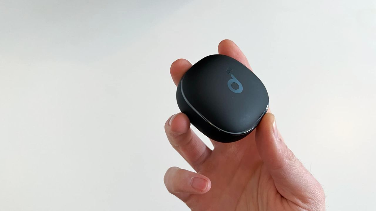 Anker Soundcore Liberty 4 p&aring; vitt bord