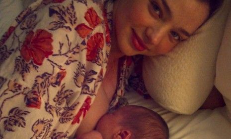 Miranda Kerr, wife of actor Orlando Bloom, announced the birth of her &amp;quot;beautiful little son Flynn&amp;quot; on her website.