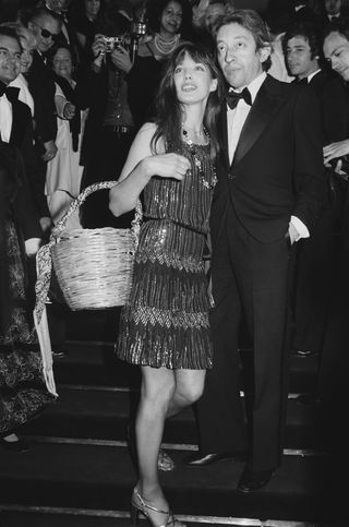 Jane Birkin mengenakan tas ember jerami dan gaun bergaya flapper di festival film Cannes