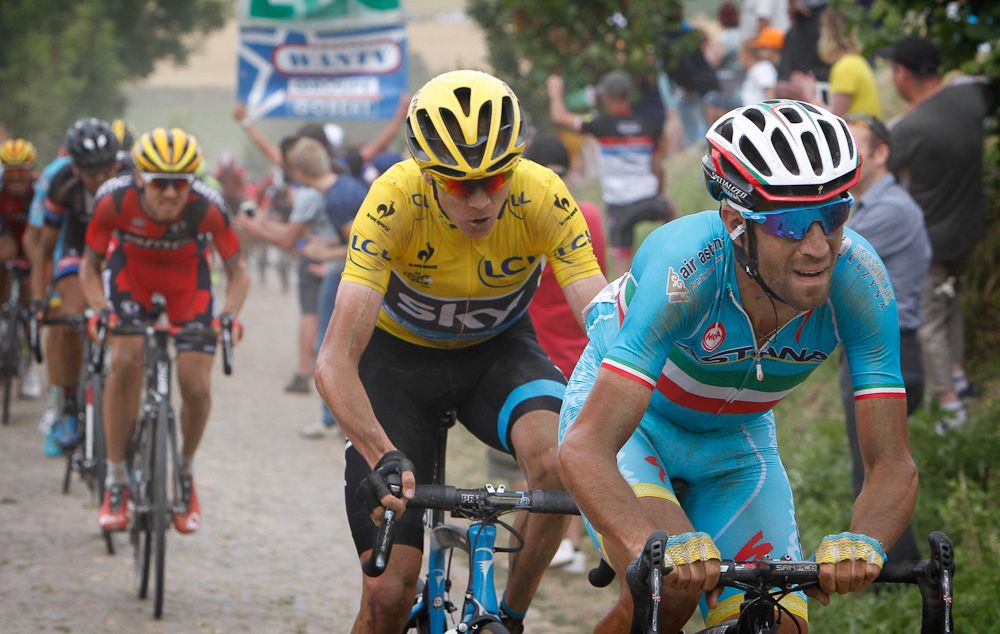 Chris Froome follows Vincenzo Nibali during stage 4.