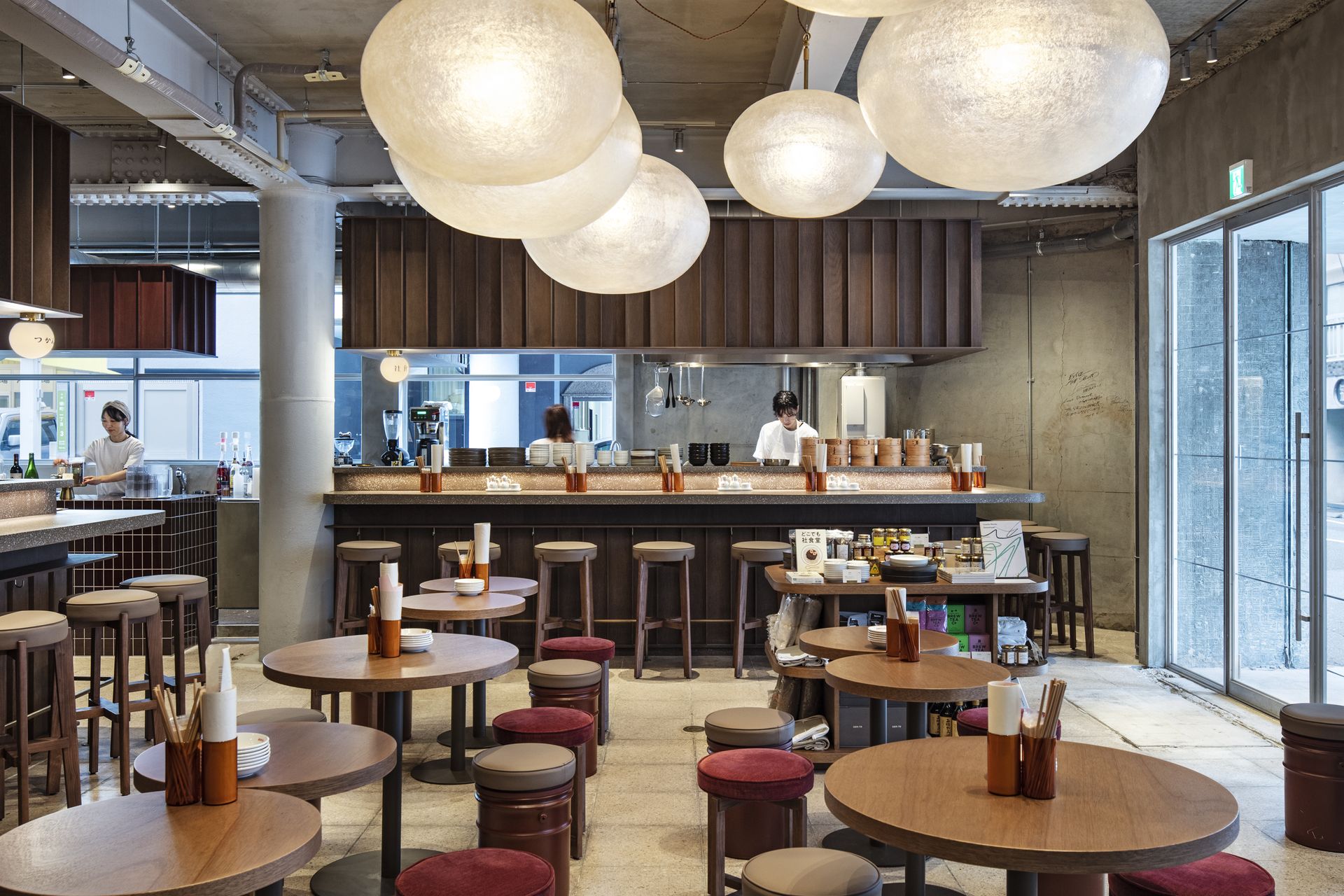 猫屋町ビルの丸い照明のあるレストラン by デザインオフィス