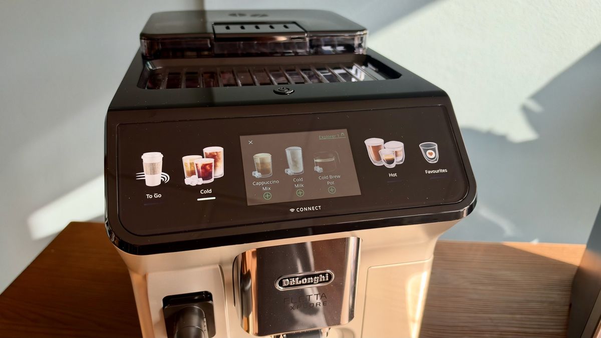 De'Longhi Eletta Explore touchscreen showing cold drink options
