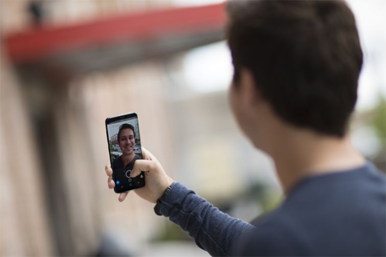 The 8MP front-facing camera on the Galaxy S8 has auto focus, which helps produce sharp selfies.