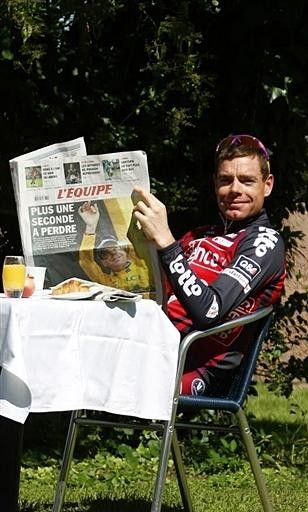 Cadel Evans reads the newspaper
