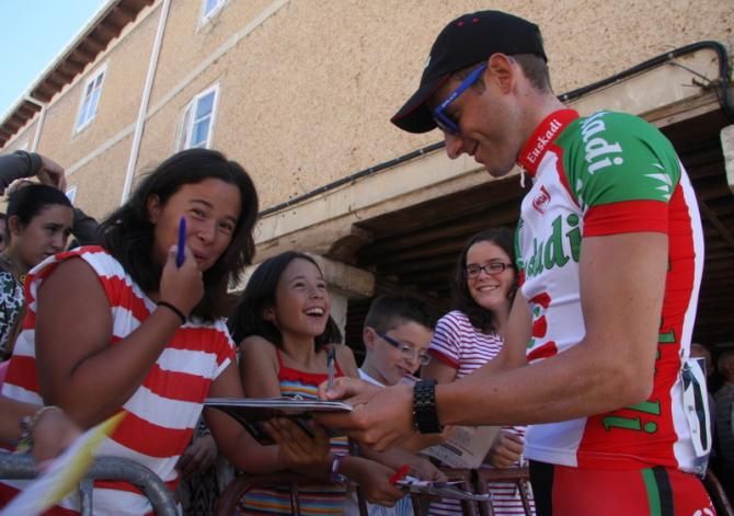 Local rider Carlos Barbero (Euskadi) signs autographs