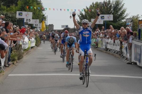 Christophe Laborie (Super Sport 35 ACNC) wins stage three in Cl&eacute;guer.