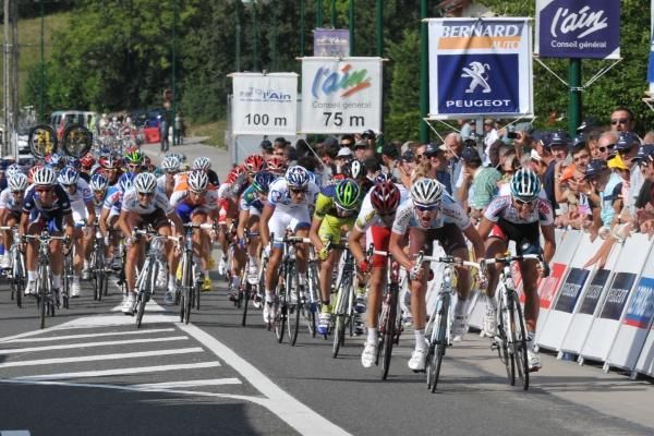 Maxime Bouet (AG2R) takes the "field sprint".