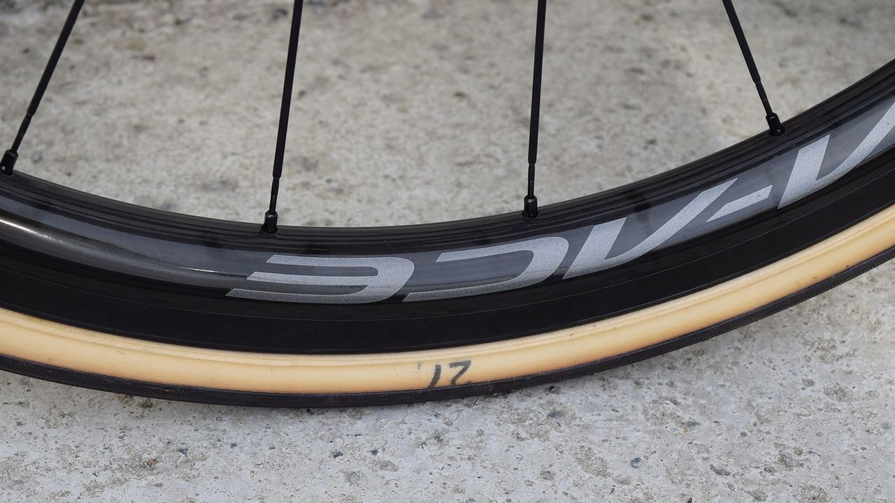 A simple denotion to mark the tyre size