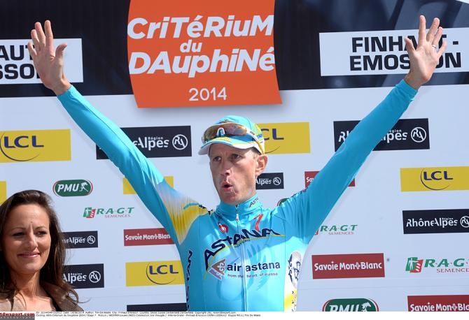 Lieuwe Westra (Astana) give a victory salute on the stage 7 podium