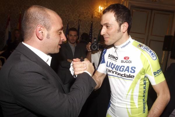 Paolo Bettini greets Ivan Basso at the Liquigas-Cannondale launch in Milan.