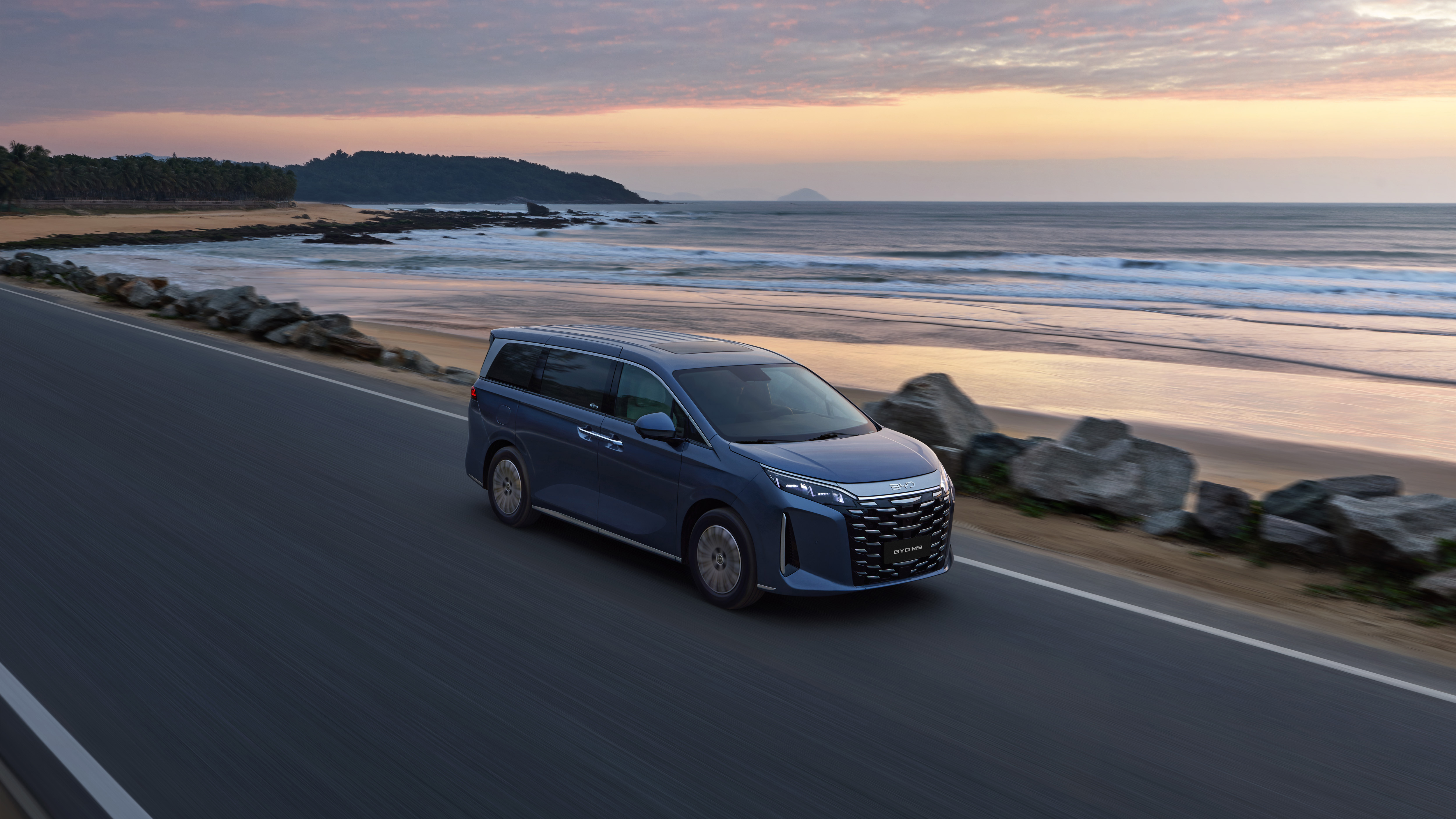 La nueva BYD M9 aterriza en México con una impresionante autonomía de 945 km y capacidad de carga rápida en solo 18 minutos.