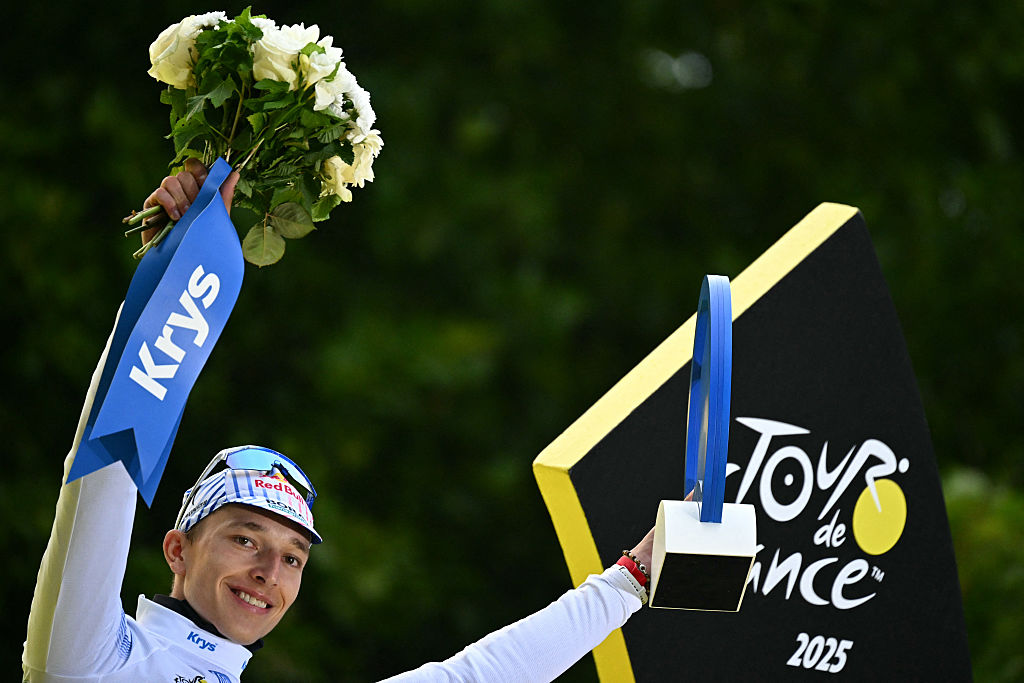 Red Bull - BORA - hansgrohe team&#039;s German rider Florian Lipowitz celebrates on the podium with the best young rider&#039;s white jersey after the 21st and final stage of the 112th edition of the Tour de France cycling race, 132.3 km between Mantes-la-Ville and Paris Champs-Ã‰lysees, on July 27, 2025. (Photo by Loic VENANCE / AFP)