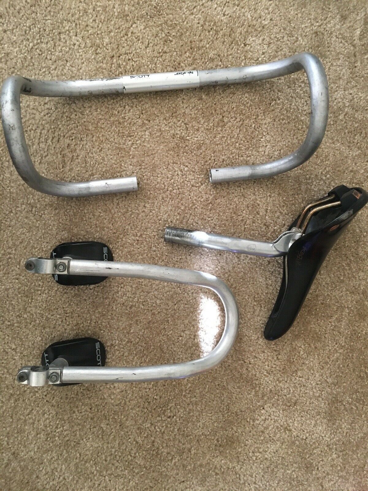 Also 'thrown in' are these Scott Drop-In handlebars and Scott clip-on trio bars, as used by Lemond, and a saddle mounted on a Campagnolo C-Record seatpost