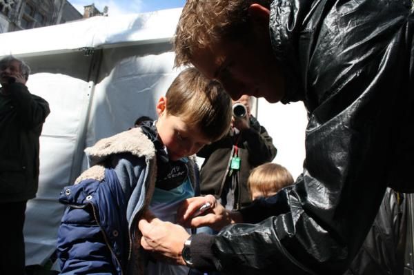 Andy Schleck signs a jersey for a young fan