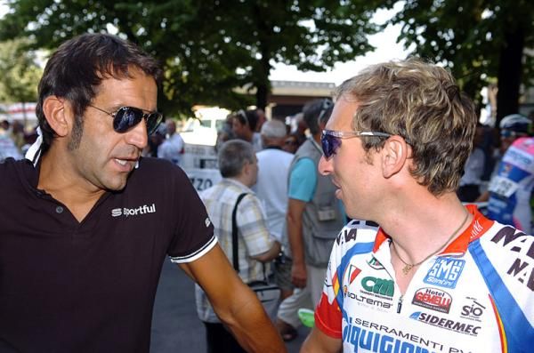 Italian national director Franco Ballerini chats with Leonardo Bertagnolli (Serramenti PVC Diquigiovanni-Androni Giocattoli).