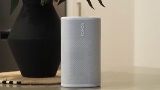 Sonos Play speaker in white next to a black vase