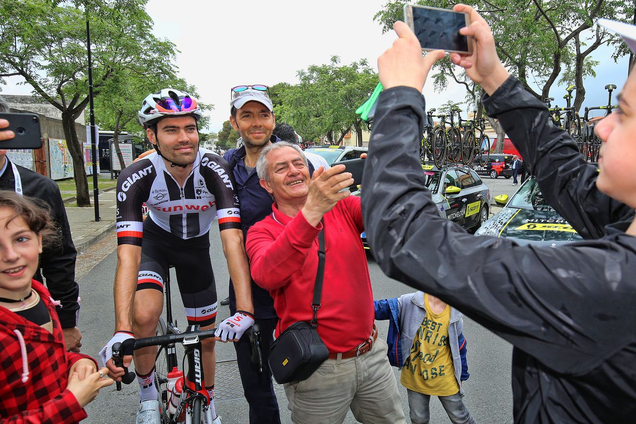 Tom Dumoulin (Sunweb) humours the fans with a selfie