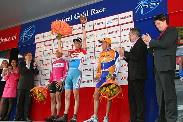 A show of hands all round for Amstel winner Fr&auml;nk Schleck.