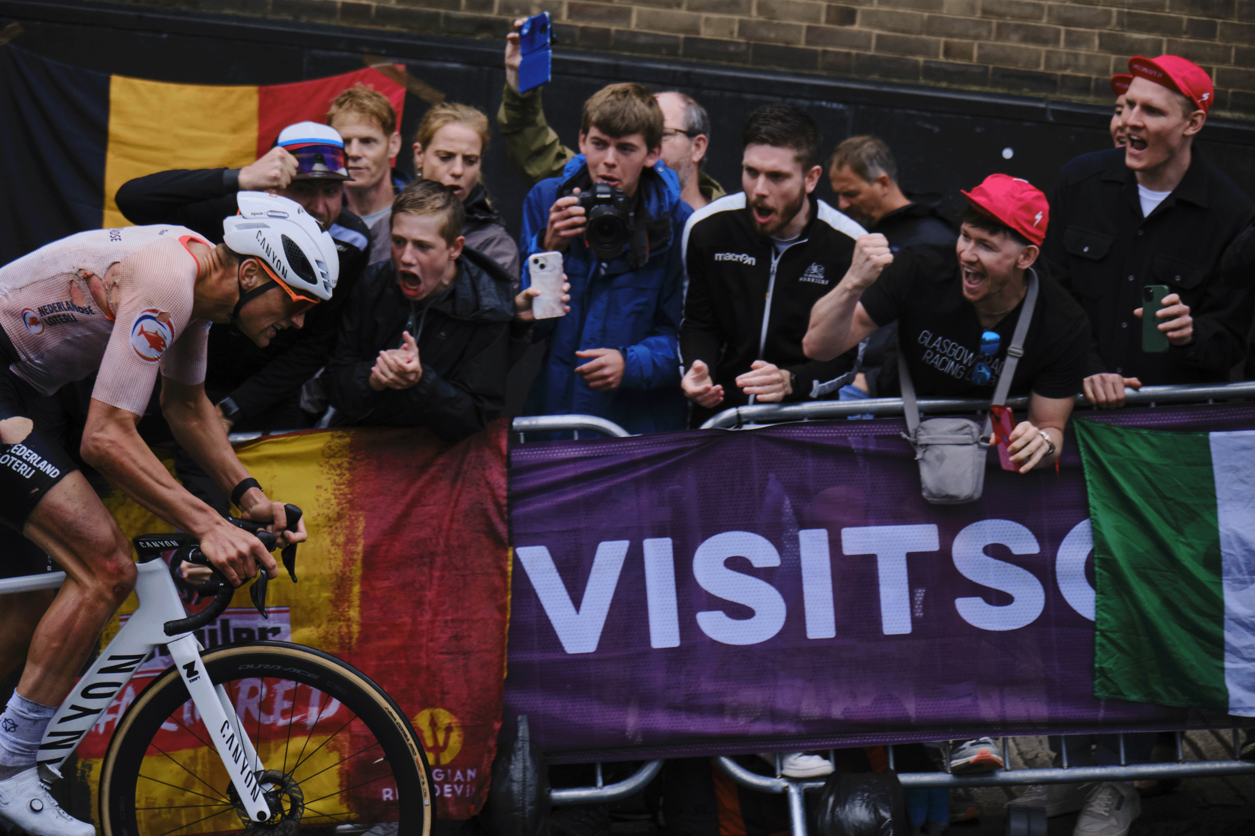 Mathieu van der Poel solo after attacking away during the 2023 World Championships in Glasgow