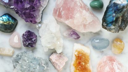 Amethyste, quartz rose, labradorite, citrine, celestine, pierre de lune, aventurine verte, rhodonite, quartz; crystals for good luck